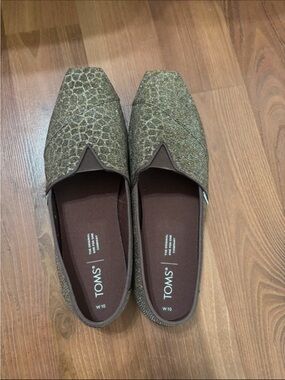 Toms gold giraffe print